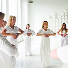 Groupe en pratique méditative, tenue blanche